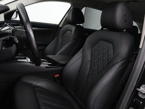 BMW 5 Serie 530e High Executive | Leder | Stoel & stuurverwarming | Adaptive cruise | Carplay | Sfeerverlichting | Camera | Live Cockpit | Navigatie | Full LED