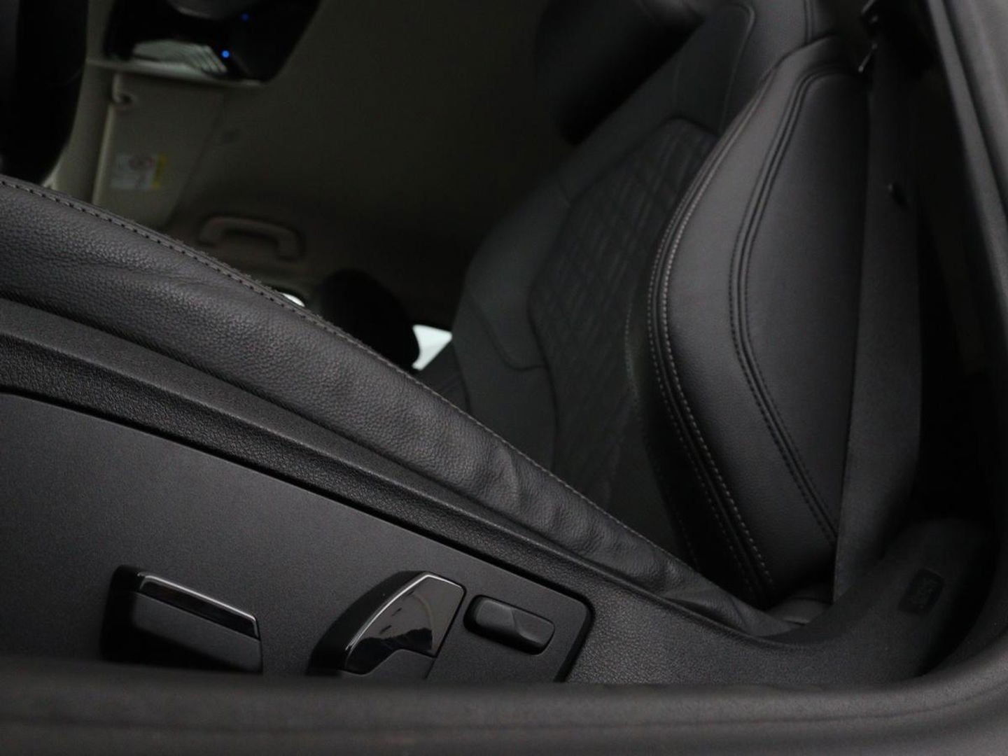 BMW 5 Serie 530e High Executive | Leder | Stoel & stuurverwarming | Adaptive cruise | Carplay | Sfeerverlichting | Camera | Live Cockpit | Navigatie | Full LED