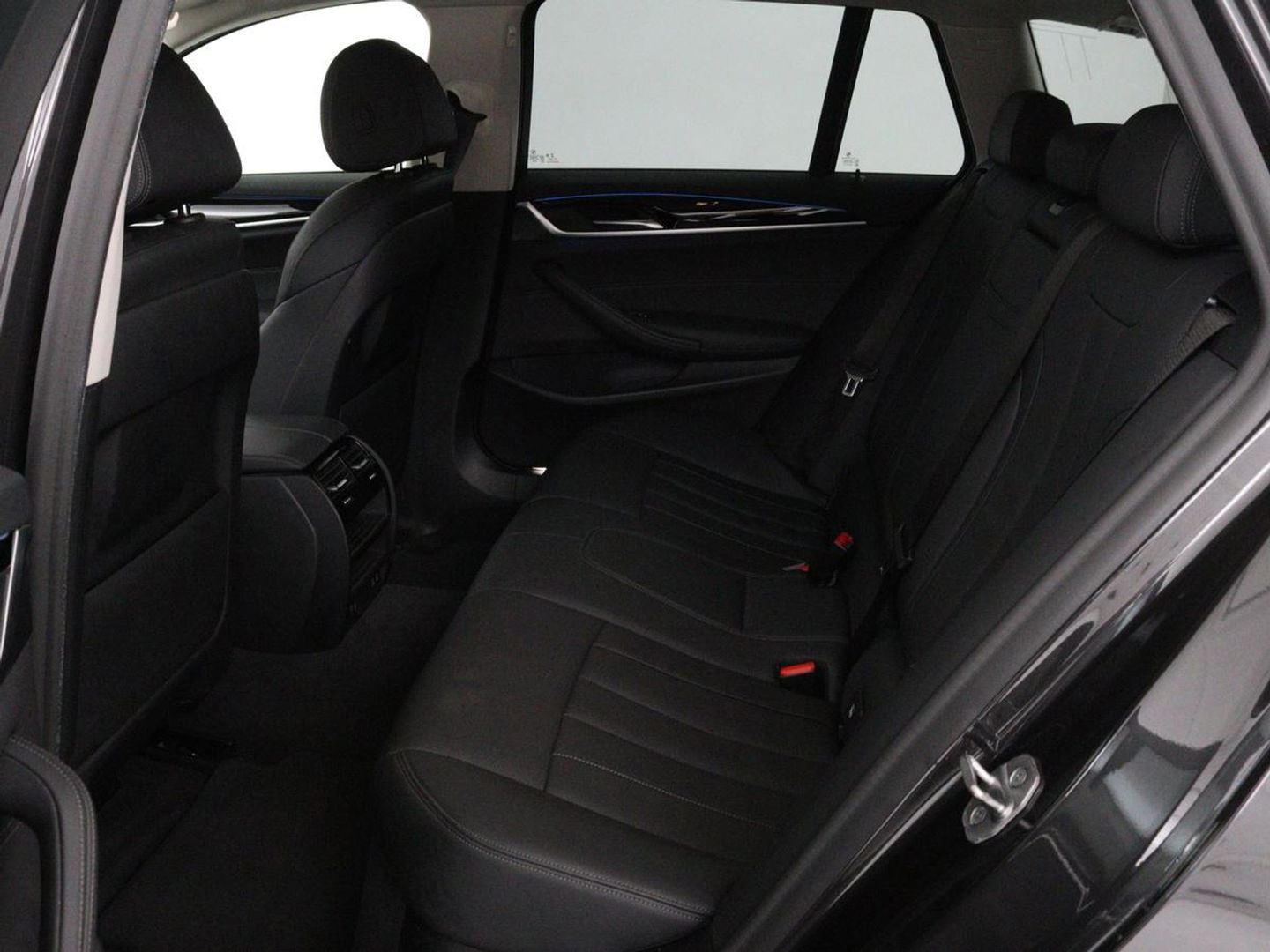 BMW 5 Serie 530e High Executive | Leder | Stoel & stuurverwarming | Adaptive cruise | Carplay | Sfeerverlichting | Camera | Live Cockpit | Navigatie | Full LED