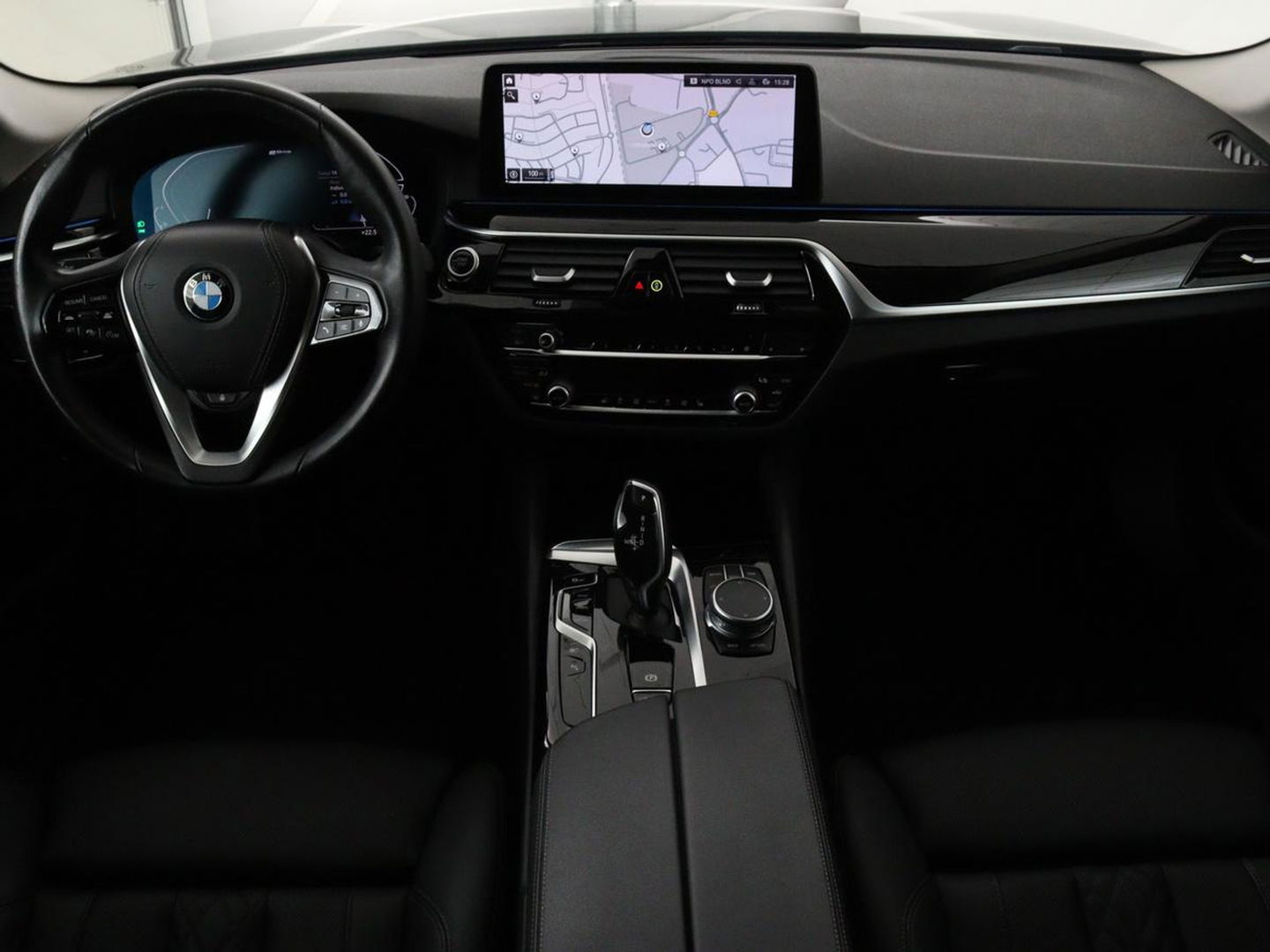 BMW 5 Serie 530e High Executive | Leder | Stoel & stuurverwarming | Adaptive cruise | Carplay | Sfeerverlichting | Camera | Live Cockpit | Navigatie | Full LED