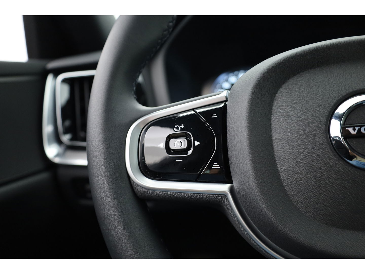 Volvo V60 2.0 T6 Recharge AWD R-Design | 17.170 km | Trekhaak | Sportstoelen | Stoel + stuurverwarming | Camera |