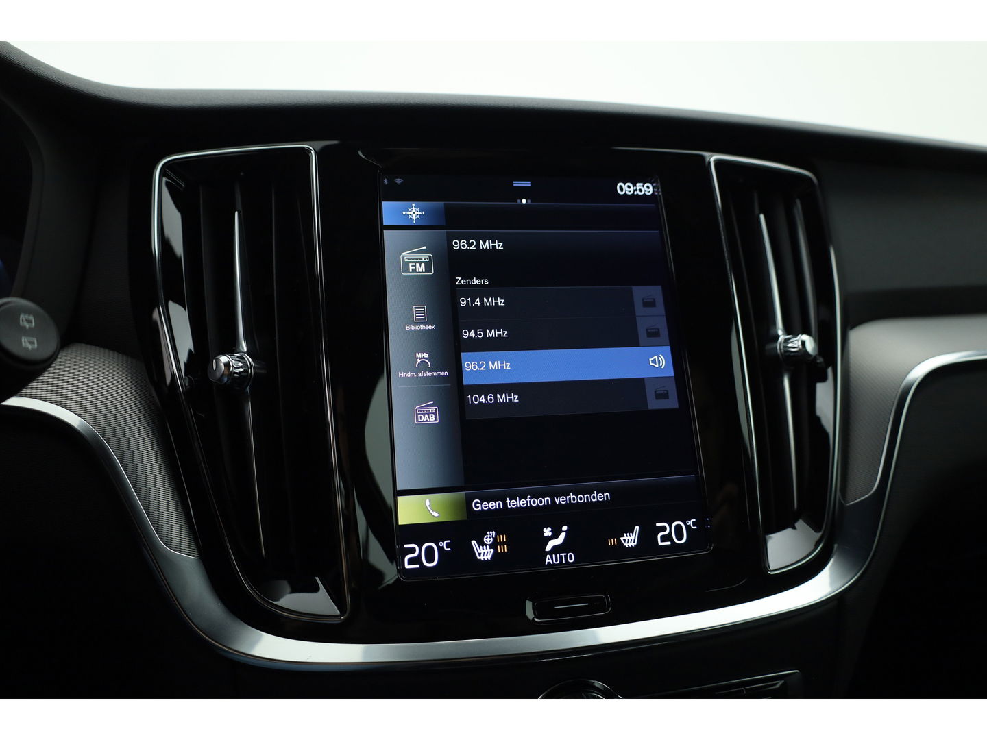 Volvo V60 2.0 T6 Recharge AWD R-Design | 17.170 km | Trekhaak | Sportstoelen | Stoel + stuurverwarming | Camera |
