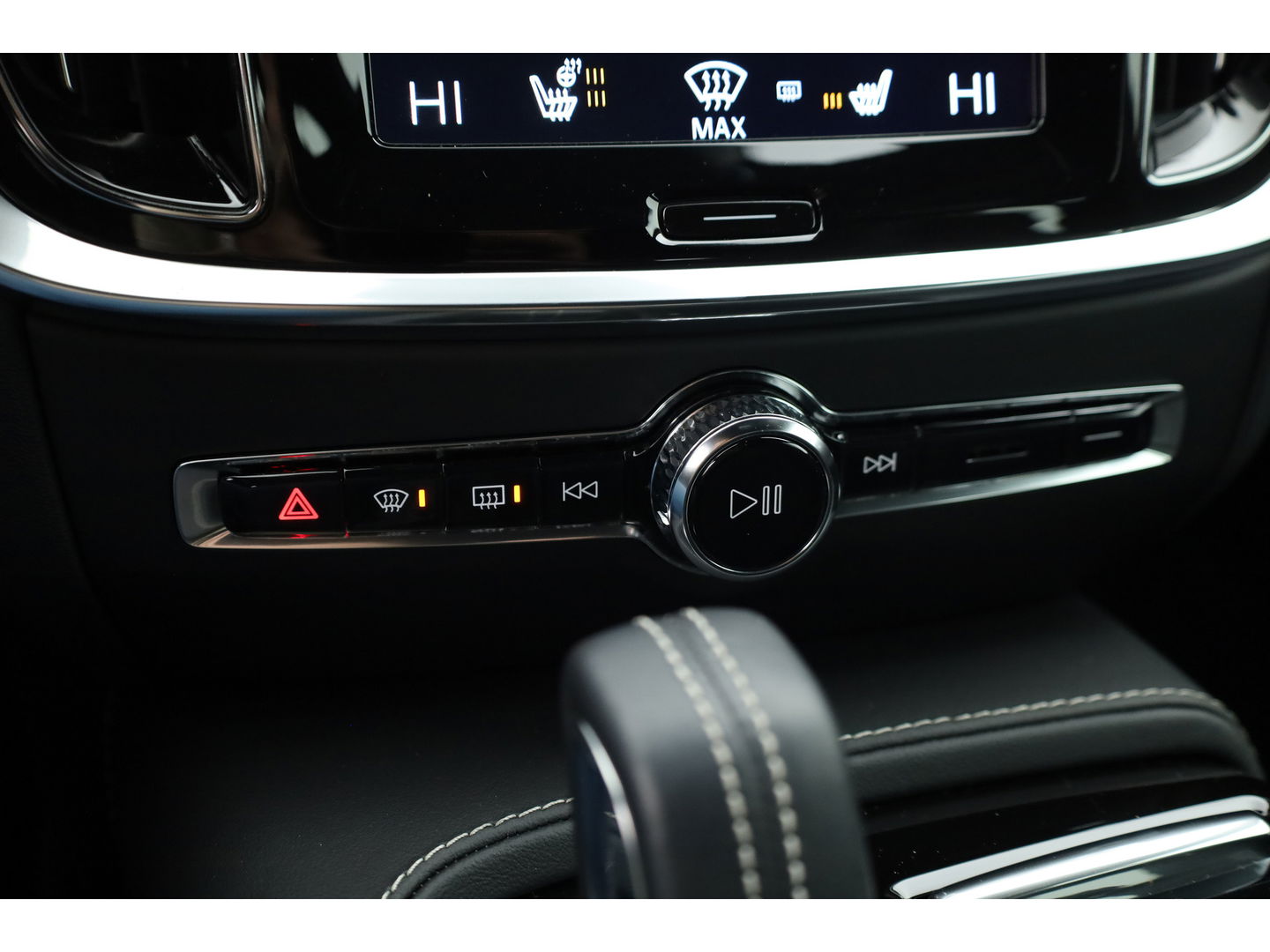 Volvo V60 2.0 T6 Recharge AWD R-Design | 17.170 km | Trekhaak | Sportstoelen | Stoel + stuurverwarming | Camera |