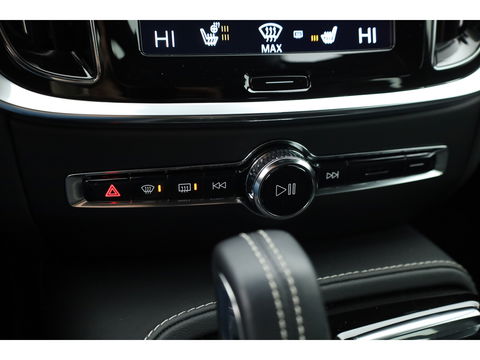 Volvo V60 2.0 T6 Recharge AWD R-Design | 17.170 km | Trekhaak | Sportstoelen | Stoel + stuurverwarming | Camera |