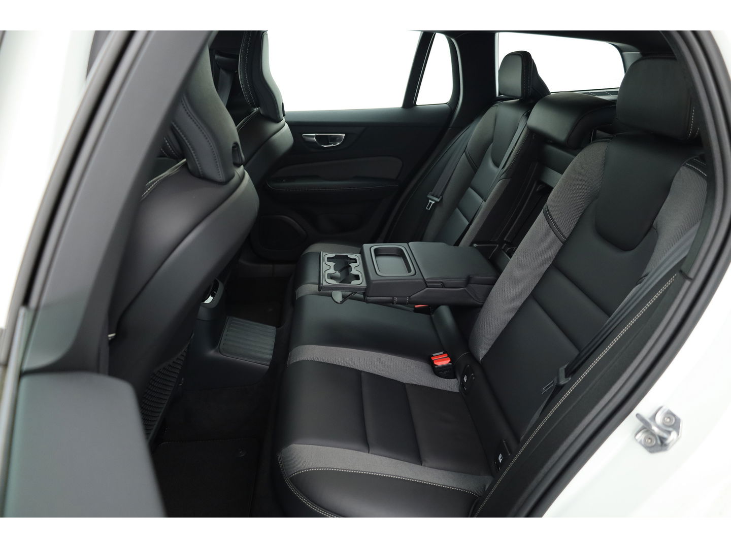Volvo V60 2.0 T6 Recharge AWD R-Design | 17.170 km | Trekhaak | Sportstoelen | Stoel + stuurverwarming | Camera |