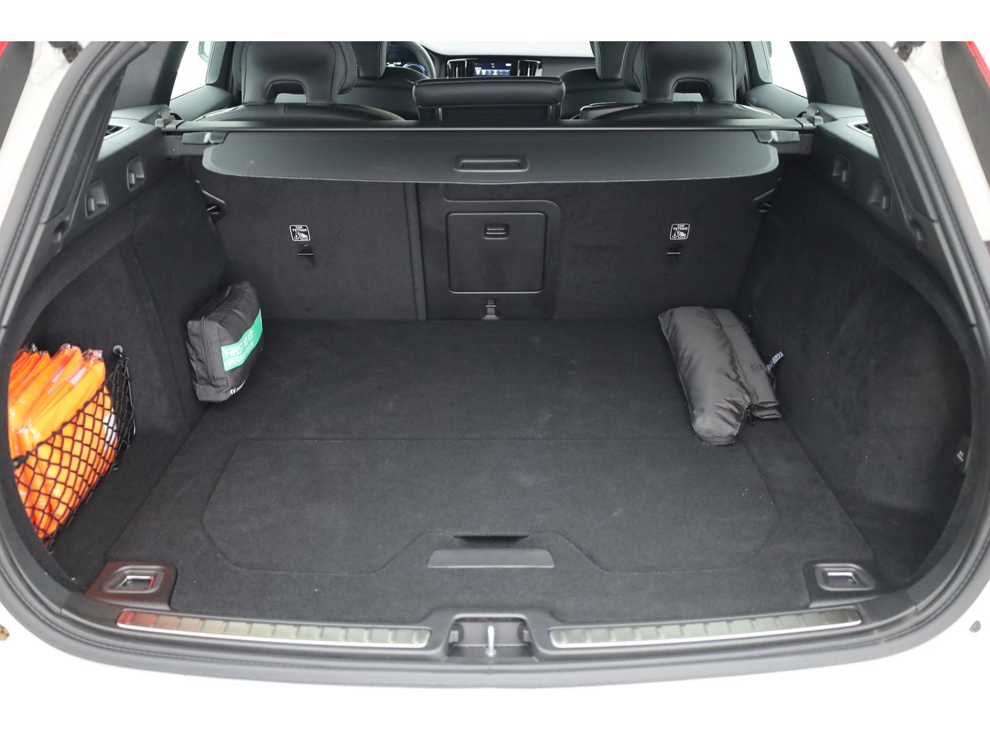 Volvo V60 2.0 T6 Recharge AWD R-Design | 17.170 km | Trekhaak | Sportstoelen | Stoel + stuurverwarming | Camera |