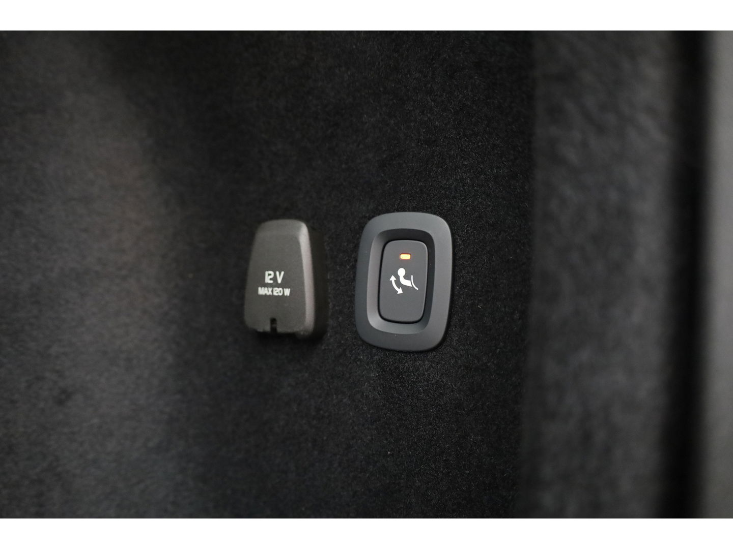 Volvo V60 2.0 T6 Recharge AWD R-Design | 17.170 km | Trekhaak | Sportstoelen | Stoel + stuurverwarming | Camera |