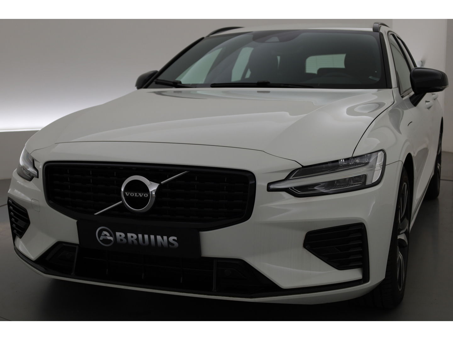 Volvo V60 2.0 T6 Recharge AWD R-Design | 17.170 km | Trekhaak | Sportstoelen | Stoel + stuurverwarming | Camera |