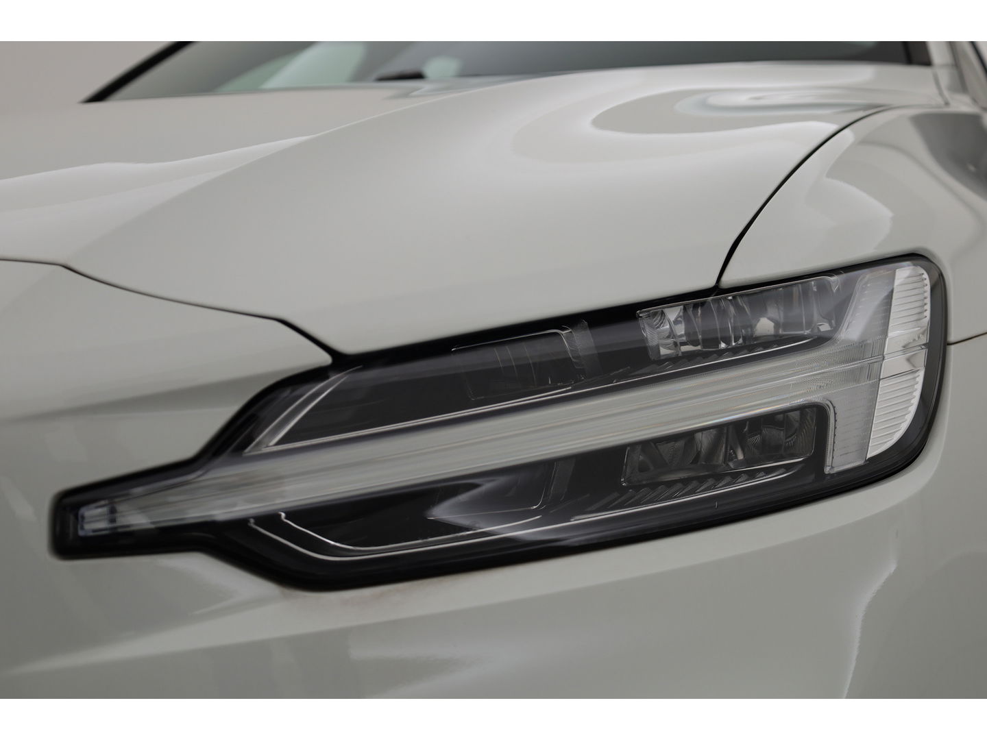 Volvo V60 2.0 T6 Recharge AWD R-Design | 17.170 km | Trekhaak | Sportstoelen | Stoel + stuurverwarming | Camera |