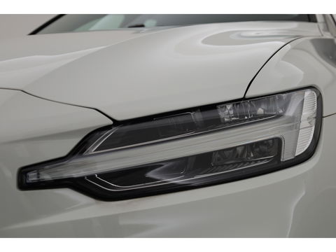Volvo V60 2.0 T6 Recharge AWD R-Design | 17.170 km | Trekhaak | Sportstoelen | Stoel + stuurverwarming | Camera |