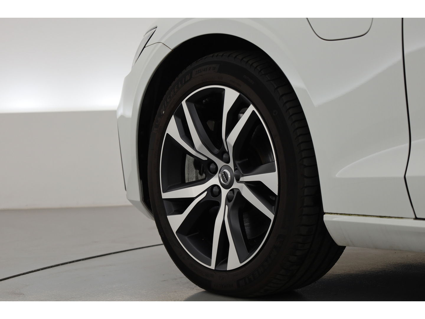 Volvo V60 2.0 T6 Recharge AWD R-Design | 17.170 km | Trekhaak | Sportstoelen | Stoel + stuurverwarming | Camera |