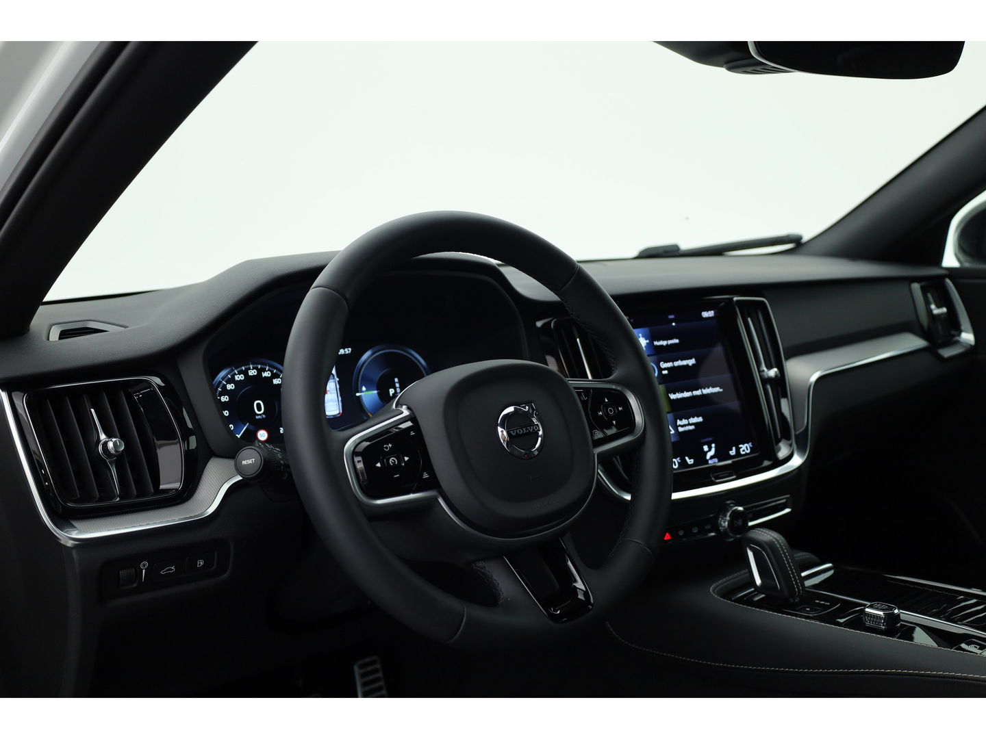 Volvo V60 2.0 T6 Recharge AWD R-Design | 17.170 km | Trekhaak | Sportstoelen | Stoel + stuurverwarming | Camera |