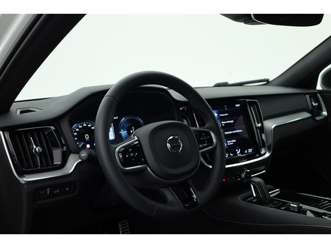 Volvo V60 2.0 T6 Recharge AWD R-Design | 17.170 km | Trekhaak | Sportstoelen | Stoel + stuurverwarming | Camera |