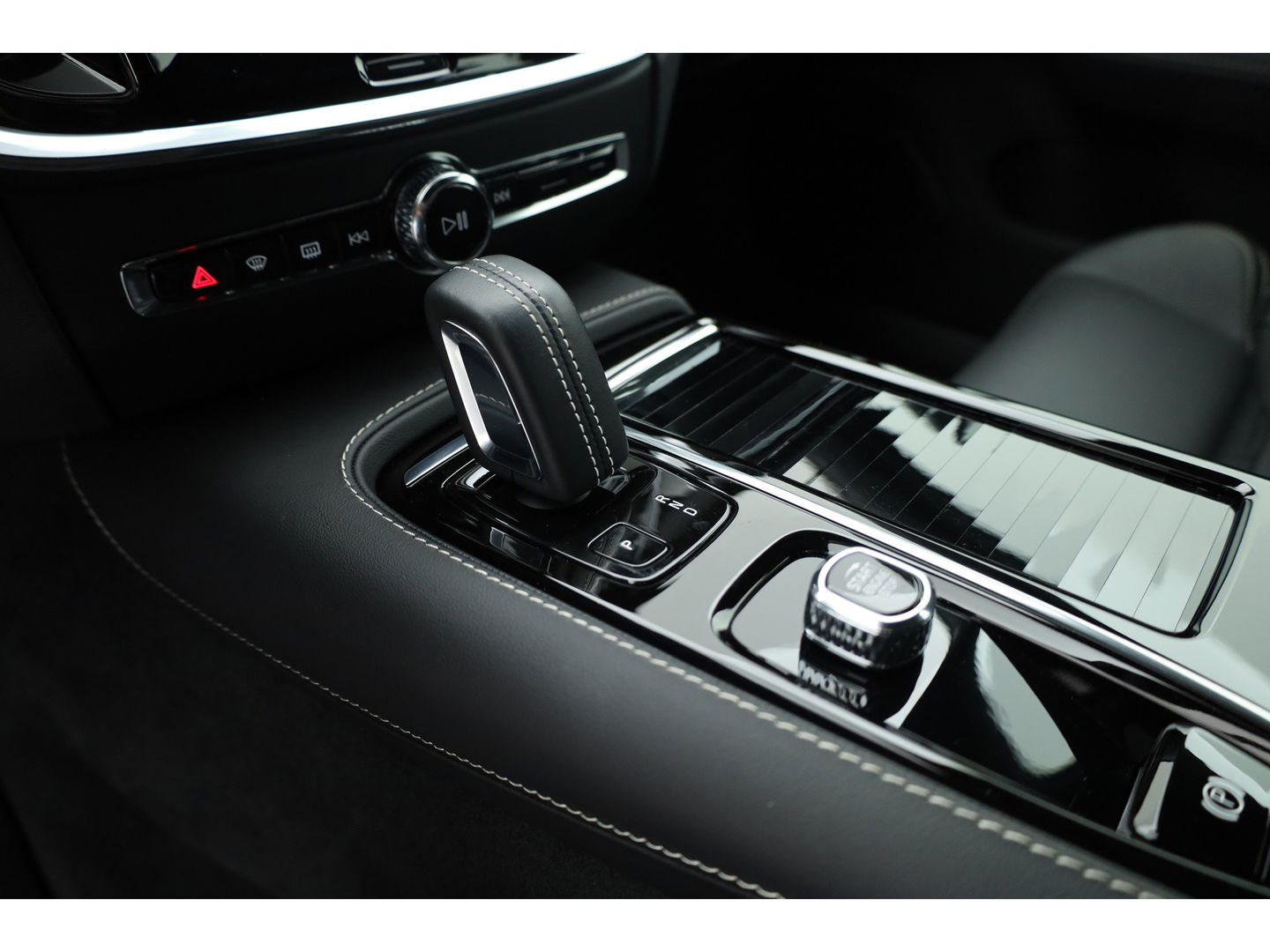 Volvo V60 2.0 T6 Recharge AWD R-Design | 17.170 km | Trekhaak | Sportstoelen | Stoel + stuurverwarming | Camera |