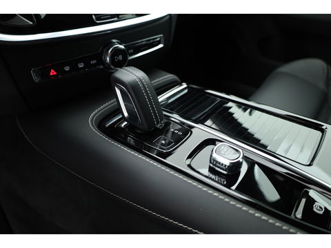 Volvo V60 2.0 T6 Recharge AWD R-Design | 17.170 km | Trekhaak | Sportstoelen | Stoel + stuurverwarming | Camera |
