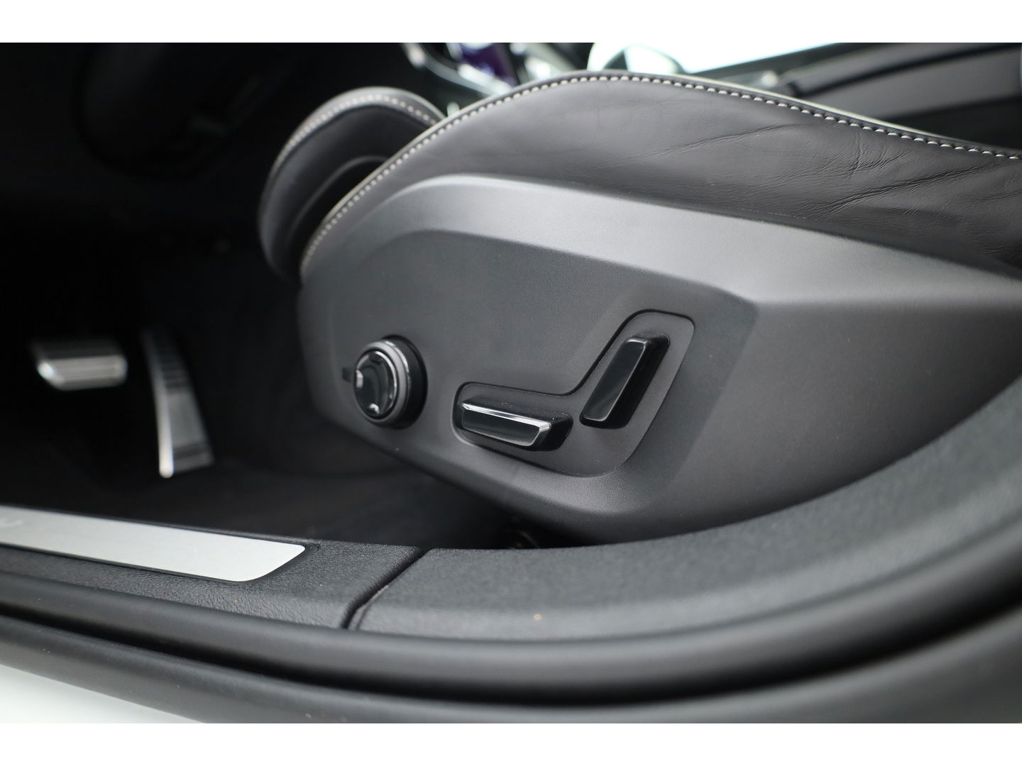 Volvo V60 2.0 T6 Recharge AWD R-Design | 17.170 km | Trekhaak | Sportstoelen | Stoel + stuurverwarming | Camera |