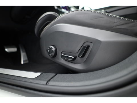 Volvo V60 2.0 T6 Recharge AWD R-Design | 17.170 km | Trekhaak | Sportstoelen | Stoel + stuurverwarming | Camera |