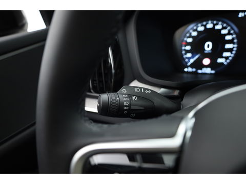 Volvo V60 2.0 T6 Recharge AWD R-Design | 17.170 km | Trekhaak | Sportstoelen | Stoel + stuurverwarming | Camera |
