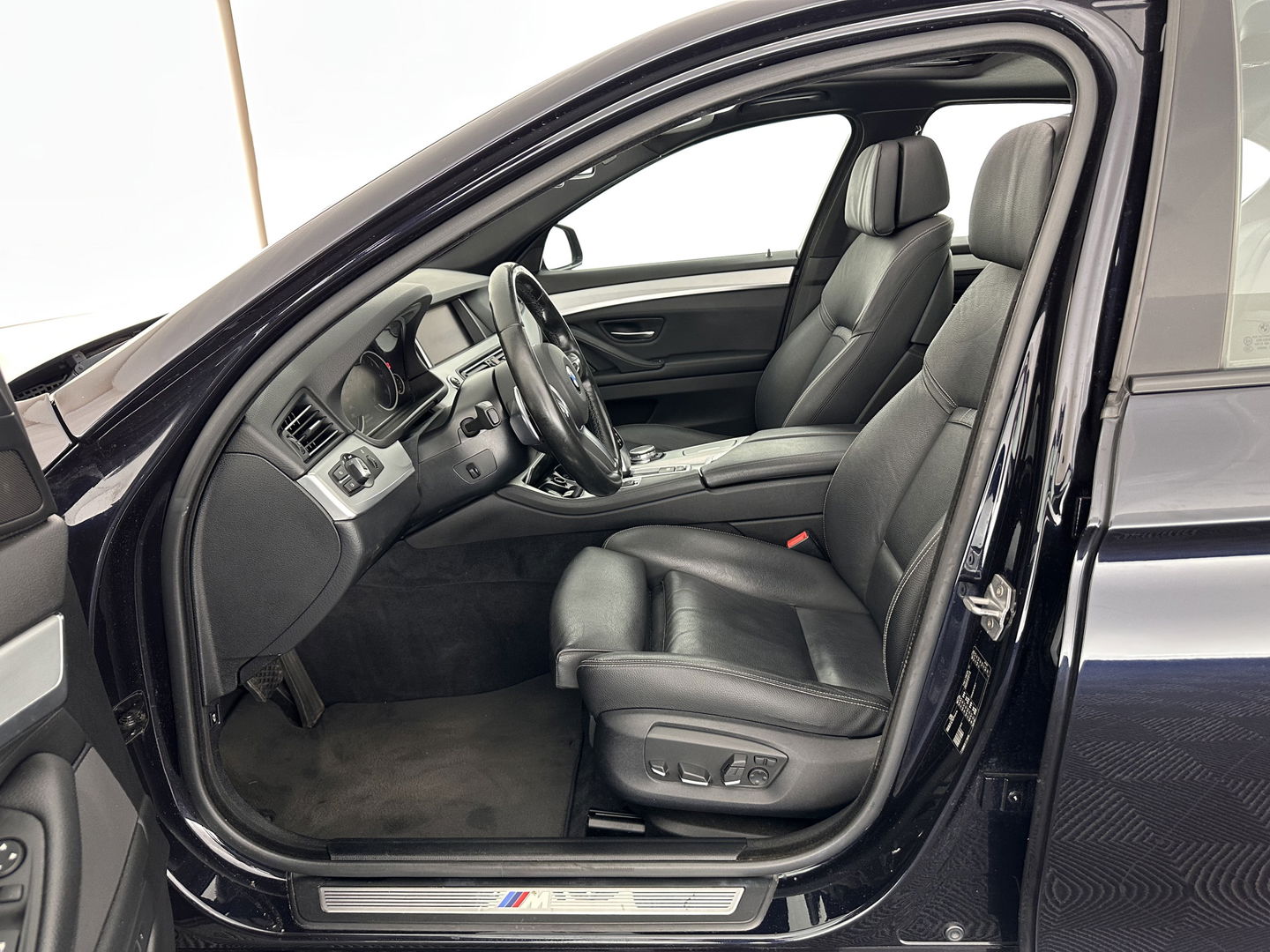 BMW 5 Serie 520d M Sport Edition Aut. *PANO | FULL-LEATHER | XENON | MEMORY-PACK | DIGI-COCKPIT | NAVI-FULLMAP | HIFI-SOUND | COMFORT-SEATS | ECC | PDC | CRUISE | 18''ALU*