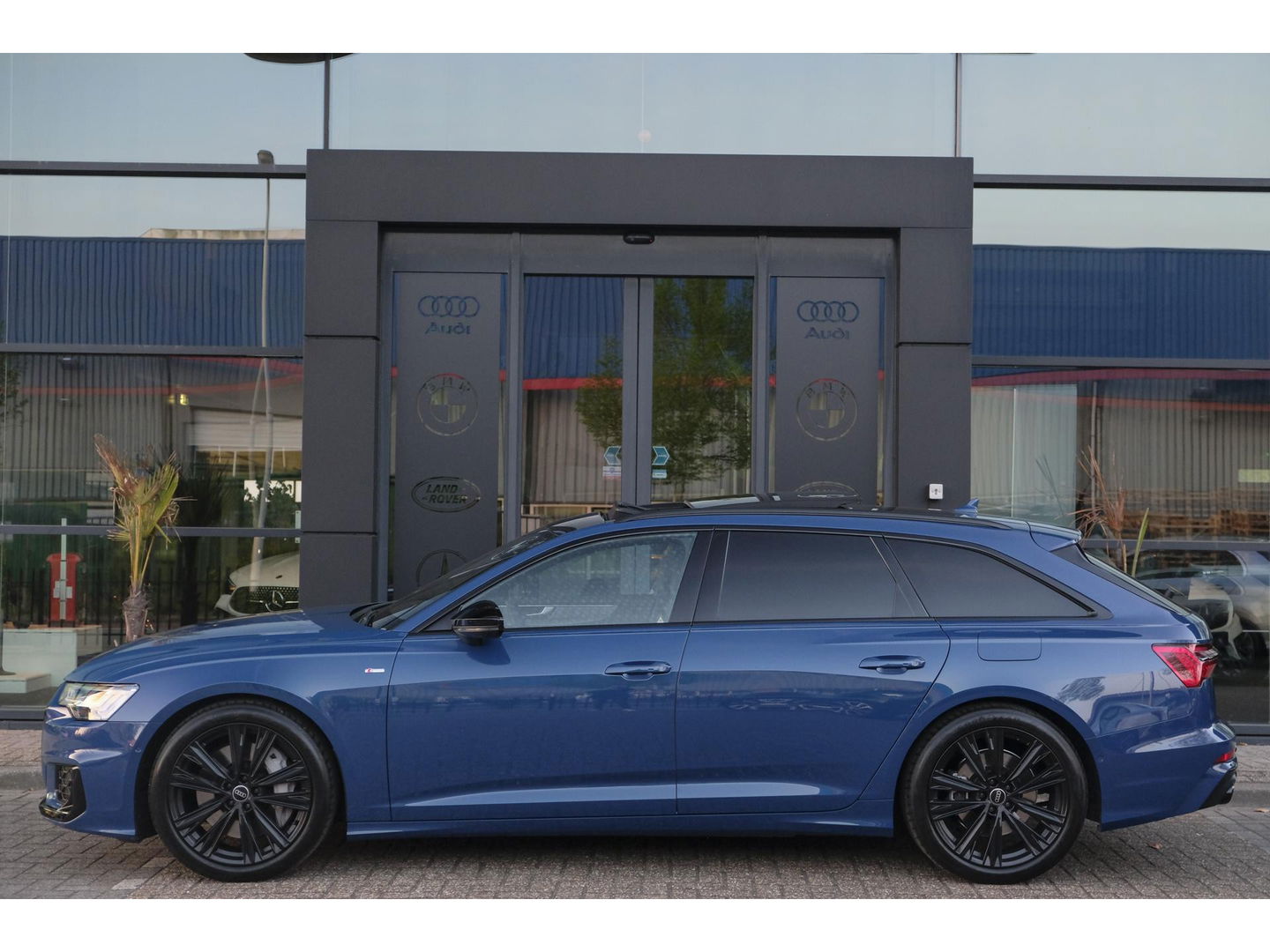 Audi A6 Avant 50 TFSIe 300pk Quattro S-line Facelift Panoramadak Bang&Olufsen *BTW* Trekhaak elec. Ascari blauw S6 diffusor Black pack