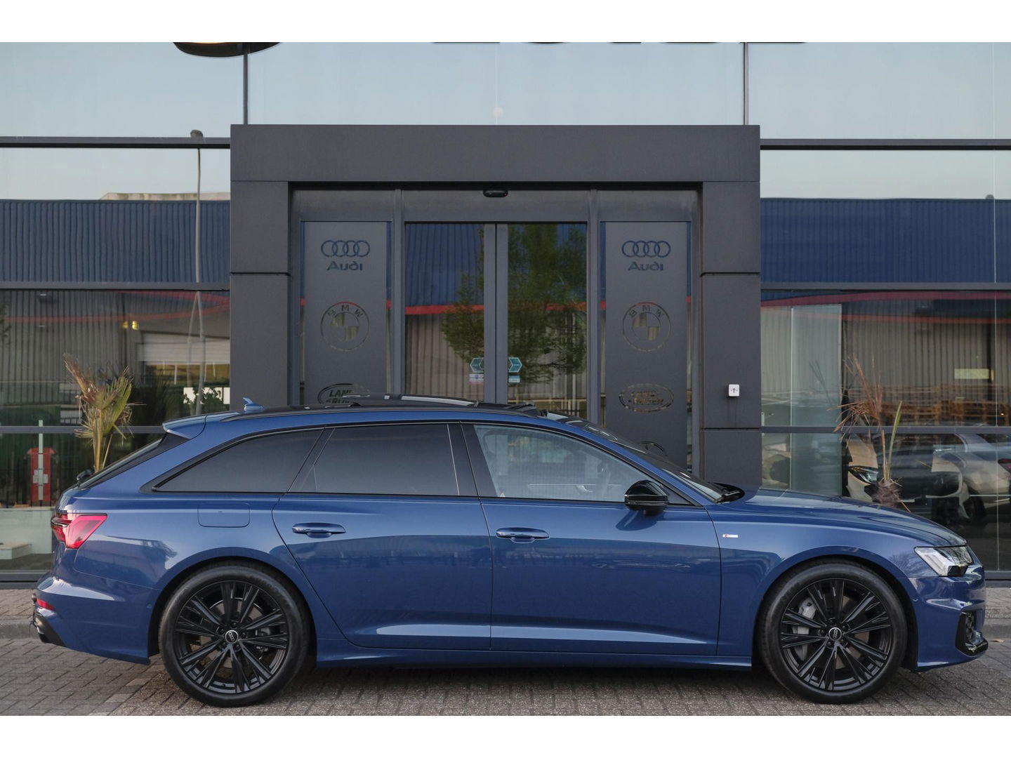 Audi A6 Avant 50 TFSIe 300pk Quattro S-line Facelift Panoramadak Bang&Olufsen *BTW* Trekhaak elec. Ascari blauw S6 diffusor Black pack