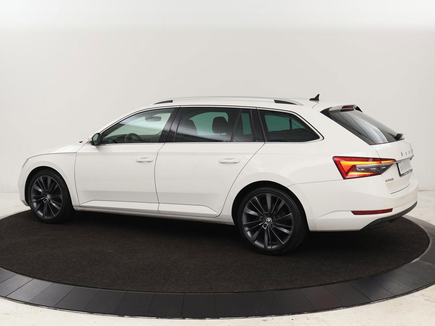 Škoda Superb 1.4 TSI iV Business Edition | Stoelverwarming | Carplay | Carplay | Virtual Cockpit | Navigatie | Parkeerhulp | Full LED | PHEV