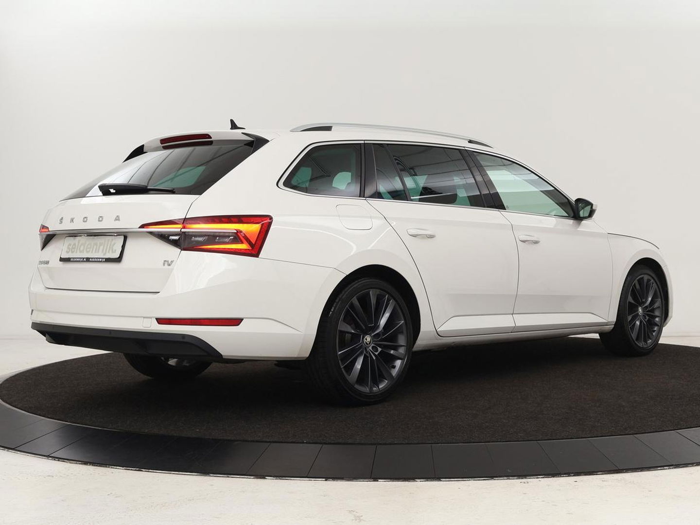 Škoda Superb 1.4 TSI iV Business Edition | Stoelverwarming | Carplay | Carplay | Virtual Cockpit | Navigatie | Parkeerhulp | Full LED | PHEV