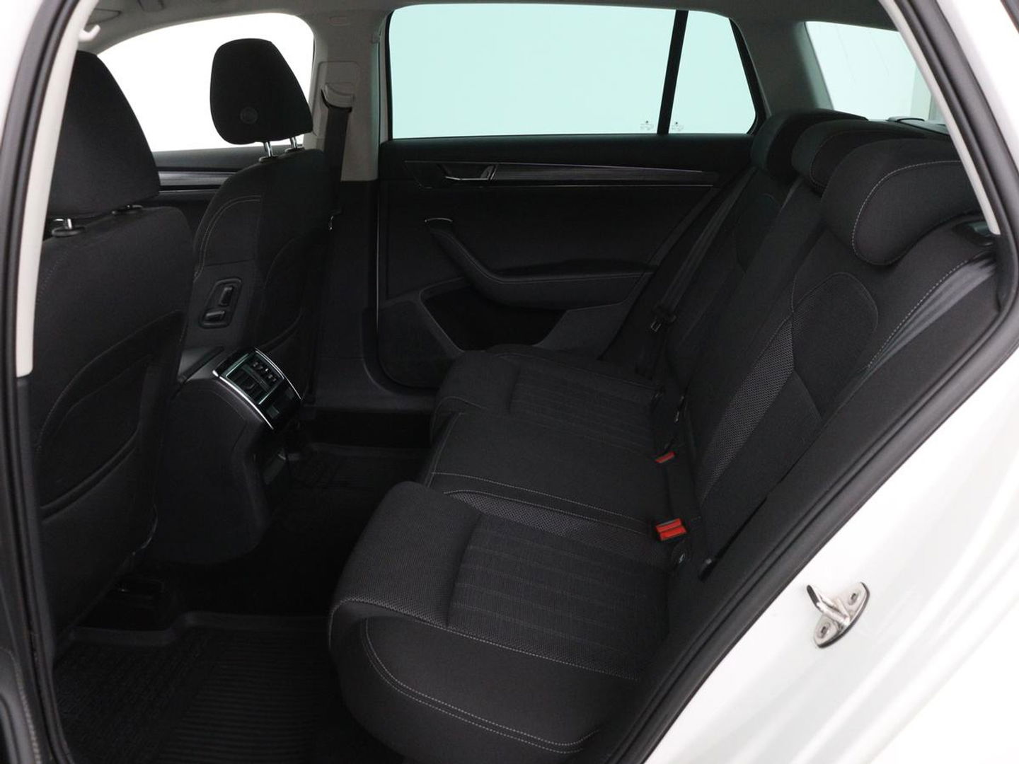 Škoda Superb 1.4 TSI iV Business Edition | Stoelverwarming | Carplay | Carplay | Virtual Cockpit | Navigatie | Parkeerhulp | Full LED | PHEV