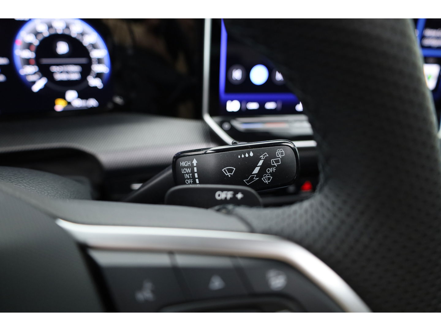 Volkswagen GOLF Variant 1.5 eTSI R-Line DSG | MY25 | Pano | IQ. Light | Adapt. Cruise | Camera | Stoel- Stuurverw. | Apple CarPlay