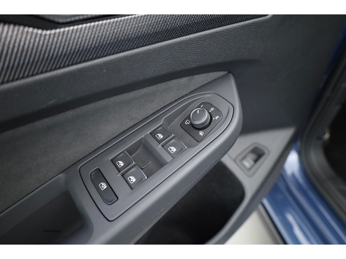 Volkswagen GOLF Variant 1.5 eTSI R-Line DSG | MY25 | Pano | IQ. Light | Adapt. Cruise | Camera | Stoel- Stuurverw. | Apple CarPlay