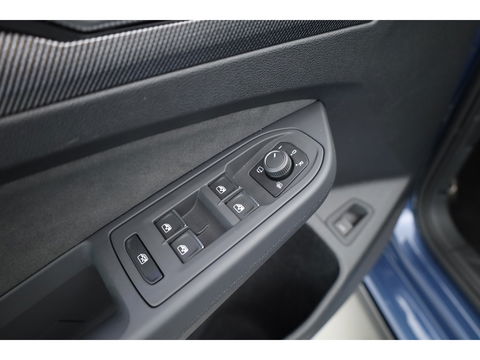 Volkswagen GOLF Variant 1.5 eTSI R-Line DSG | MY25 | Pano | IQ. Light | Adapt. Cruise | Camera | Stoel- Stuurverw. | Apple CarPlay
