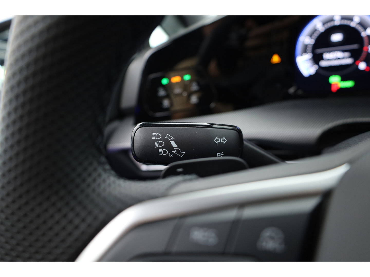 Volkswagen GOLF Variant 1.5 eTSI R-Line DSG | MY25 | Pano | IQ. Light | Adapt. Cruise | Camera | Stoel- Stuurverw. | Apple CarPlay