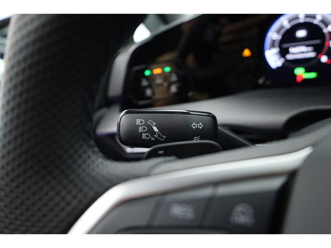 Volkswagen GOLF Variant 1.5 eTSI R-Line DSG | MY25 | Pano | IQ. Light | Adapt. Cruise | Camera | Stoel- Stuurverw. | Apple CarPlay
