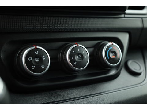 Renault Trafic 2.0 dCi 130pk Dubb.Cab. | L2H1 | 6 pers. | Airco | PDC | Trekhaak | Zilver met. | CarPlay