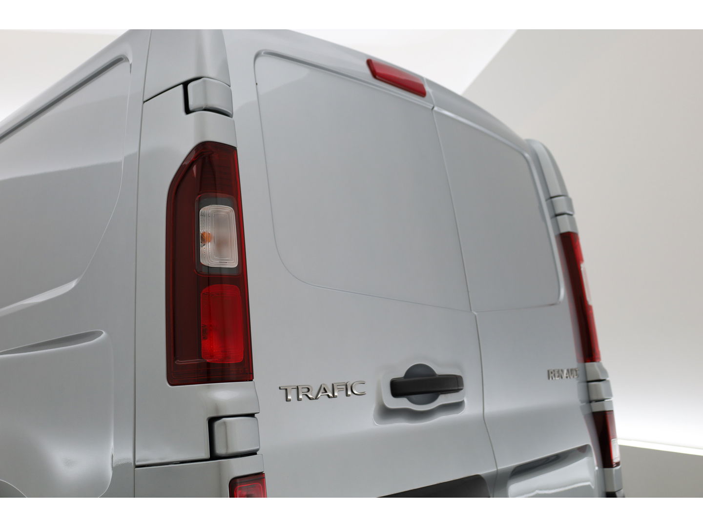 Renault Trafic 2.0 dCi 130pk Dubb.Cab. | L2H1 | 6 pers. | Airco | PDC | Trekhaak | Zilver met. | CarPlay