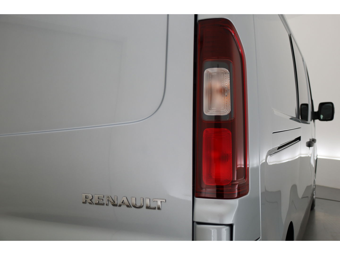 Renault Trafic 2.0 dCi 130pk Dubb.Cab. | L2H1 | 6 pers. | Airco | PDC | Trekhaak | Zilver met. | CarPlay
