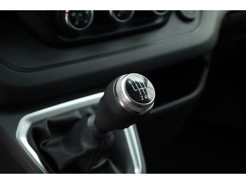 Renault Trafic 2.0 dCi 130pk Dubb.Cab. | L2H1 | 6 pers. | Airco | PDC | Trekhaak | Zilver met. | CarPlay