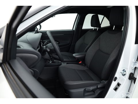 Toyota Yaris Cross 1.5 Hybrid Teamplayer 130pk | Winter pakket | Safety pakket | Navi | Adapt. Cruise | Camera | Keyless