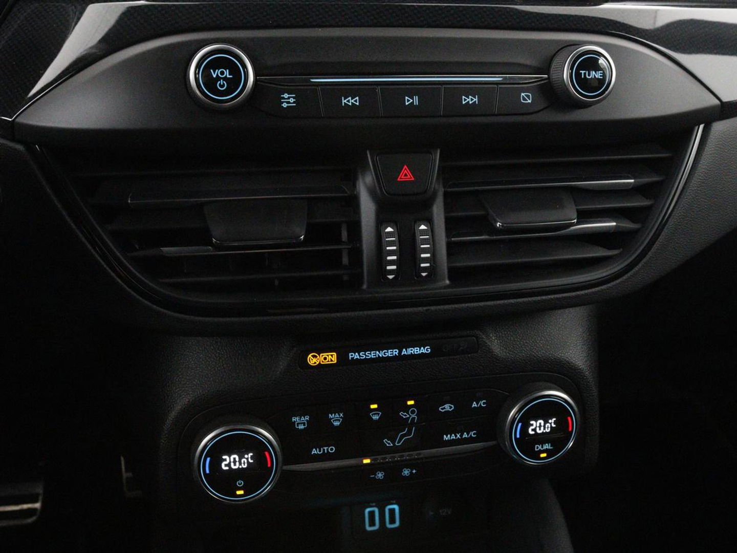 Ford Focus 1.5 EcoBoost ST Line X | Camera | Carplay | Trekhaak | Full LED | Navigatie | Keyless | Digital Cockpit | Climate control | Parkeerhulp | Cruise control