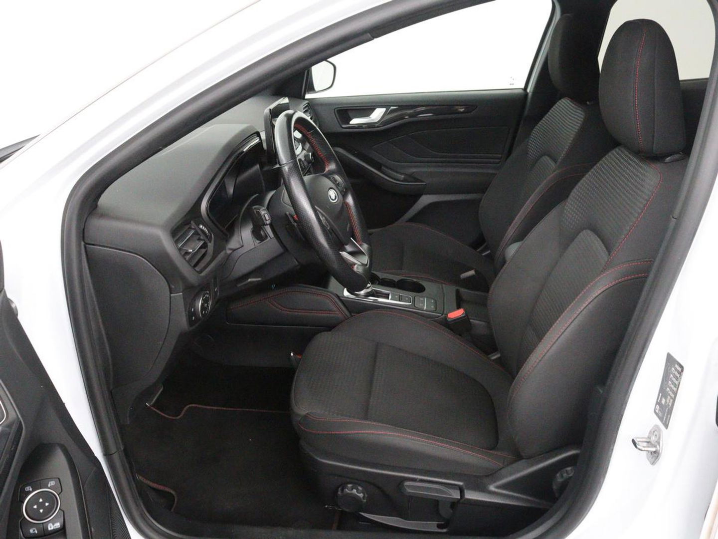 Ford Focus 1.5 EcoBoost ST Line X | Camera | Carplay | Trekhaak | Full LED | Navigatie | Keyless | Digital Cockpit | Climate control | Parkeerhulp | Cruise control
