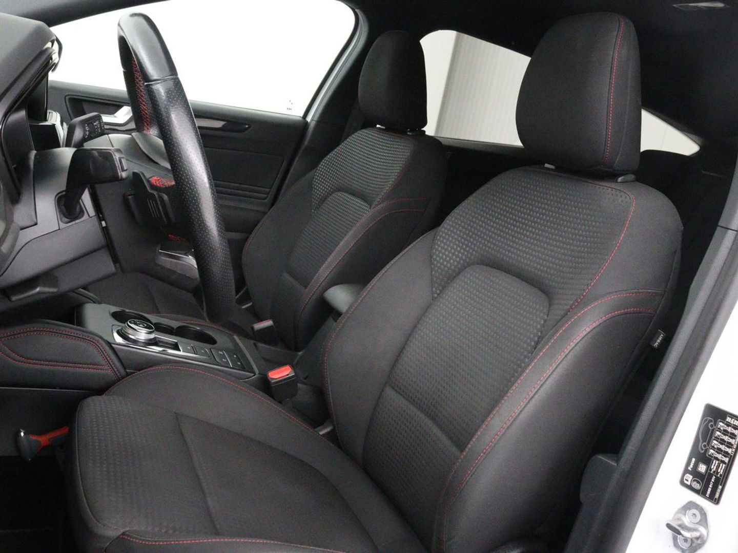 Ford Focus 1.5 EcoBoost ST Line X | Camera | Carplay | Trekhaak | Full LED | Navigatie | Keyless | Digital Cockpit | Climate control | Parkeerhulp | Cruise control