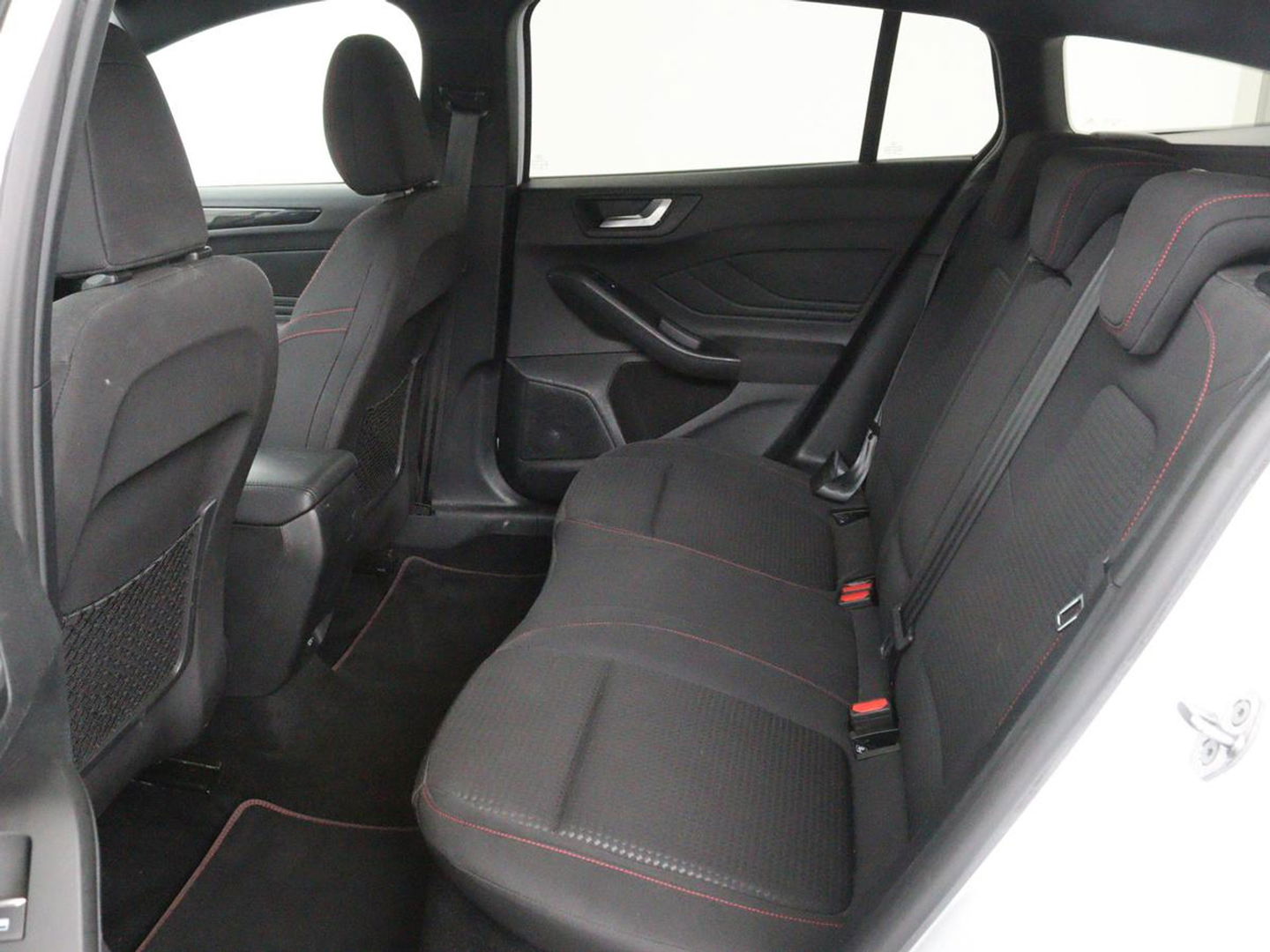 Ford Focus 1.5 EcoBoost ST Line X | Camera | Carplay | Trekhaak | Full LED | Navigatie | Keyless | Digital Cockpit | Climate control | Parkeerhulp | Cruise control