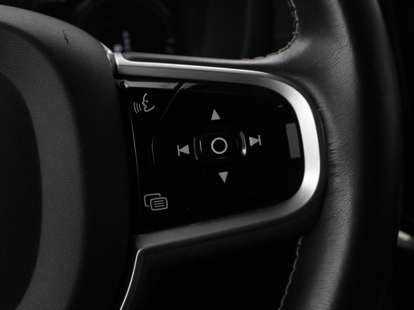 Volvo V60 2.0 T8 Recharge AWD Inscription | Panoramadak | Bowers & Wilkins | Head-Up | Massage | Ventilatie | Trekhaak | 360 Camera | Leder | Carplay | Achterbankverwarming | Navigatie | PHEV
