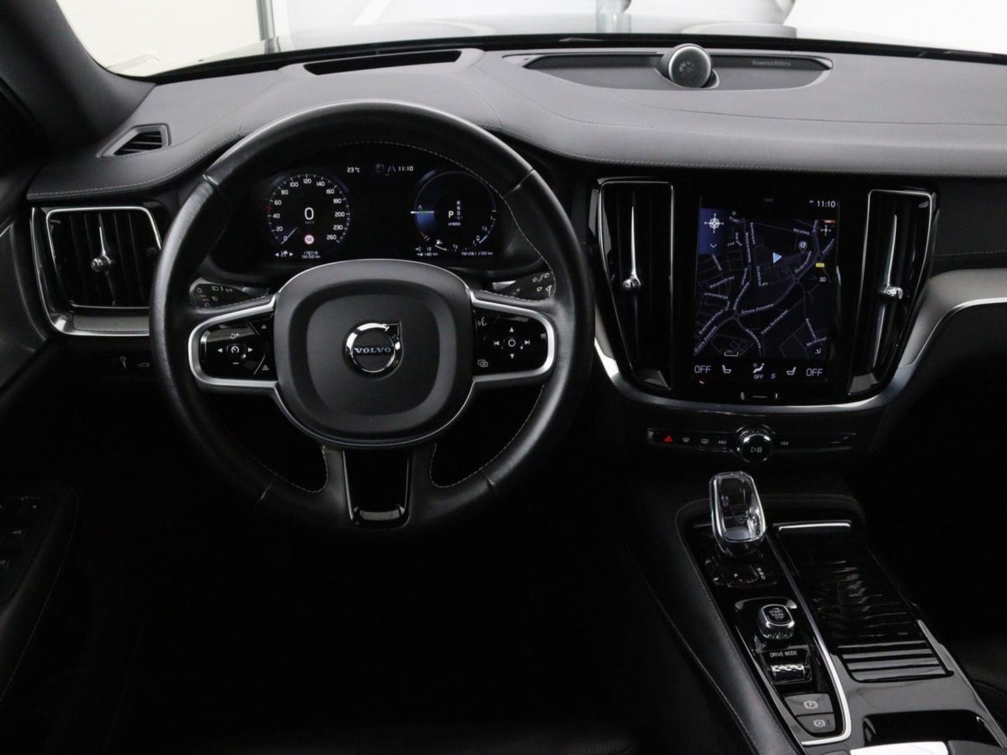 Volvo V60 2.0 T8 Recharge AWD Inscription | Panoramadak | Bowers & Wilkins | Head-Up | Massage | Ventilatie | Trekhaak | 360 Camera | Leder | Carplay | Achterbankverwarming | Navigatie | PHEV