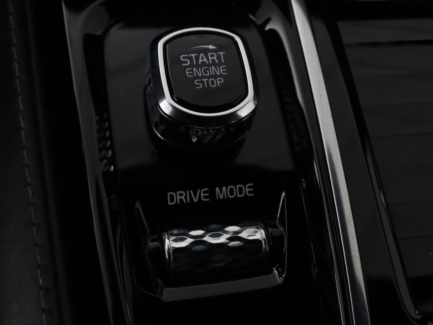 Volvo V60 2.0 T8 Recharge AWD Inscription | Panoramadak | Bowers & Wilkins | Head-Up | Massage | Ventilatie | Trekhaak | 360 Camera | Leder | Carplay | Achterbankverwarming | Navigatie | PHEV