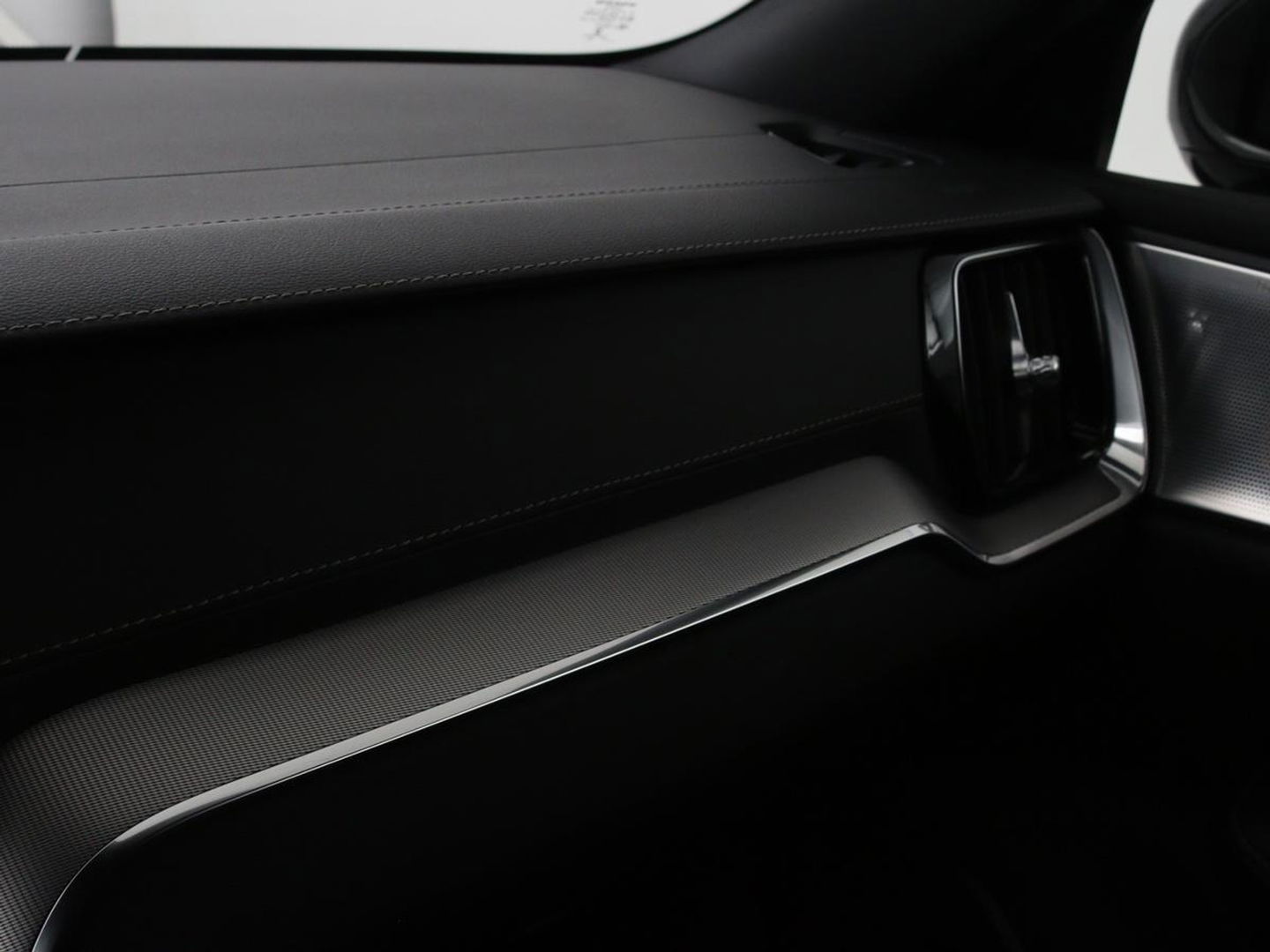 Volvo V60 2.0 T8 Recharge AWD Inscription | Panoramadak | Bowers & Wilkins | Head-Up | Massage | Ventilatie | Trekhaak | 360 Camera | Leder | Carplay | Achterbankverwarming | Navigatie | PHEV