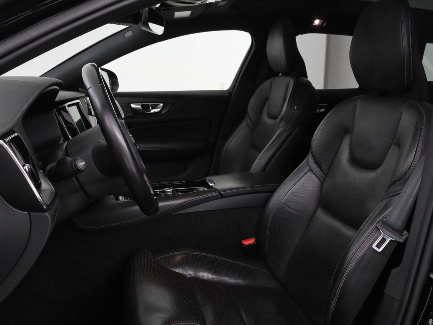 Volvo V60 2.0 T8 Recharge AWD Inscription | Panoramadak | Bowers & Wilkins | Head-Up | Massage | Ventilatie | Trekhaak | 360 Camera | Leder | Carplay | Achterbankverwarming | Navigatie | PHEV