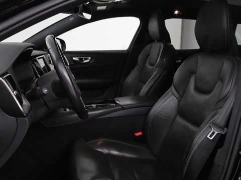 Volvo V60 2.0 T8 Recharge AWD Inscription | Panoramadak | Bowers & Wilkins | Head-Up | Massage | Ventilatie | Trekhaak | 360 Camera | Leder | Carplay | Achterbankverwarming | Navigatie | PHEV