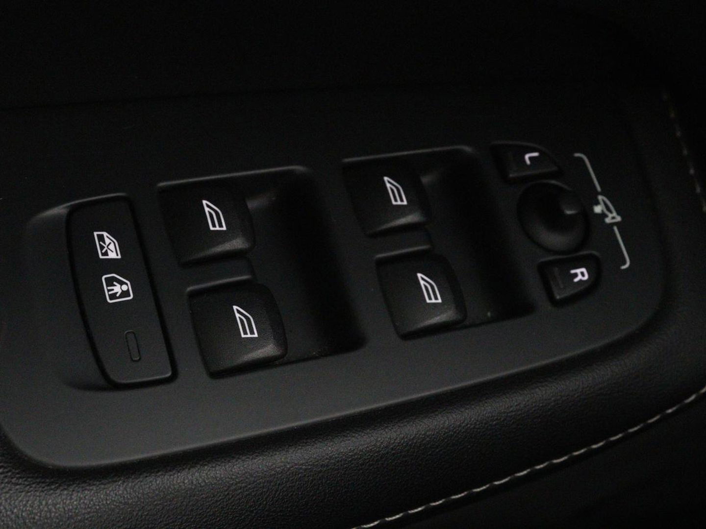 Volvo V60 2.0 T8 Recharge AWD Inscription | Panoramadak | Bowers & Wilkins | Head-Up | Massage | Ventilatie | Trekhaak | 360 Camera | Leder | Carplay | Achterbankverwarming | Navigatie | PHEV