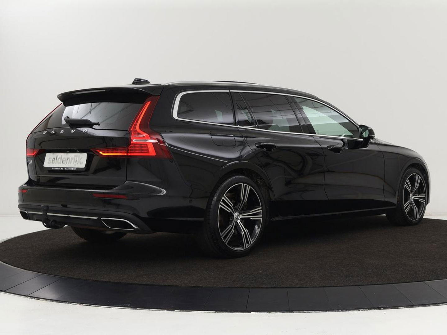 Volvo V60 2.0 T8 Recharge AWD Inscription | Panoramadak | Bowers & Wilkins | Head-Up | Massage | Ventilatie | Trekhaak | 360 Camera | Leder | Carplay | Achterbankverwarming | Navigatie | PHEV